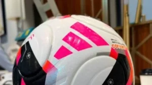 بيراميدز يستلم الكرة الجديدة تحضيرًا لمواجهة فلامينجو في نصف نهائي كأس التحدي